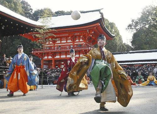 京都市左京區(qū)的下鴨神社舉行新年例行活動(dòng)“蹴鞠”。