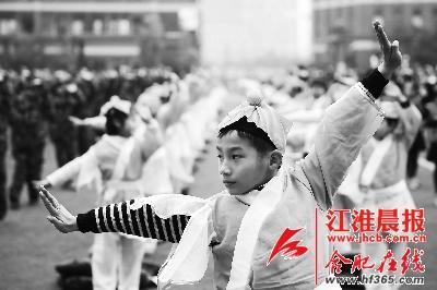 學(xué)生們在進(jìn)行集體武術(shù)操展示。