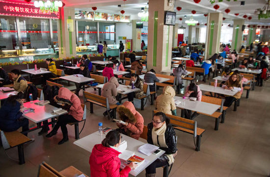 圖為在食堂內(nèi)復(fù)習(xí)的學(xué)生。