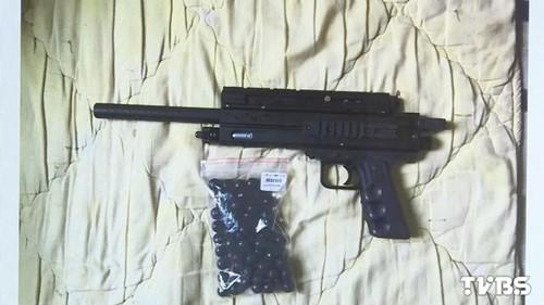 林姓男子使用的瓦斯鎮(zhèn)暴槍。圖自TVBS網(wǎng)站