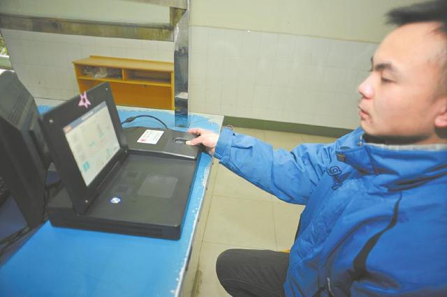 高考報名錄入指紋開始執(zhí)行,在校生由學校統(tǒng)一錄入。