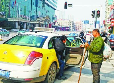 行乞者與保安聊天，竟頻頻對保安的收入表達(dá)出了不屑。