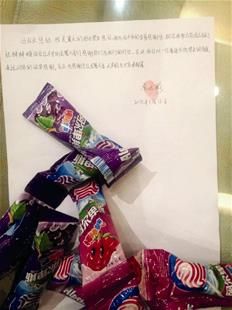 為表謝意，他特意買來20根棒棒糖送給民警。