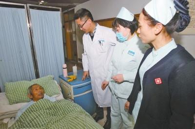 老人病治好了，可他卻一直躺在醫(yī)院的病床上。