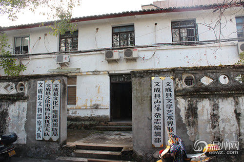 文成縣府大院除了主樓外，其他的基本為磚木結構的兩層小樓
