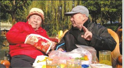 結(jié)婚60年，梁玉芹婆婆和王再功爺爺恩愛(ài)如初。