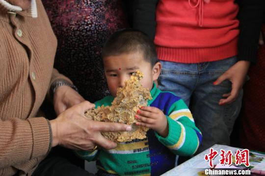 新疆青河縣一牧民上周意外撿到重7.85公斤公斤左右的一塊狗頭黃金，這塊黃金酷似中國地圖。