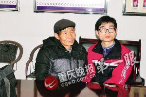 父子倆激動地抱在一起雙手久久不松開 父子倆激動地抱在一起雙手久久不松開