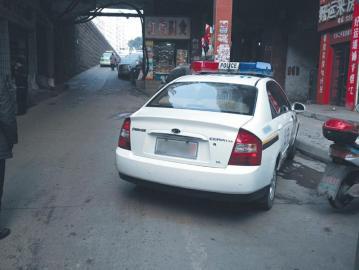 網(wǎng)友發(fā)帖稱警車亂停亂放 交警:一視同仁處罰 網(wǎng)友發(fā)帖稱警車亂停亂放 交警:一視同仁處罰