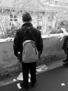 “娃在湖南上大學(xué)，馬上就要畢業(yè)了，所以我經(jīng)常在網(wǎng)上瀏覽咸陽、西安的招聘信息，想讓他畢業(yè)后留在我和他媽身邊……”3月14日，秦都區(qū)人才交流中心在區(qū)政府二樓舉辦招聘會，一名50多歲的“求職者”吸引了不少人的目光。據(jù)悉，此次招聘會共有市內(nèi)外112家企業(yè)參加，提供就業(yè)崗位3200個。