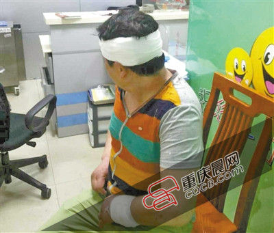 昨日，受傷的游客譚先生在醫(yī)院接受治療。