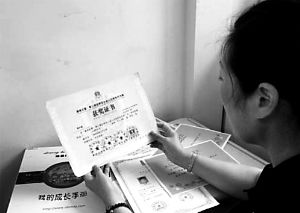 思念小寶的時(shí)候，李女士就一遍遍整理孩子留在家里的物品。