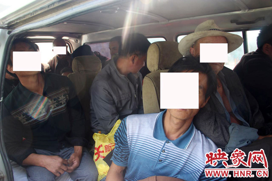 一輛8座的面包車竟然擠進(jìn)17個人。