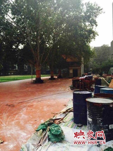 校園的塑膠跑道和一些油漆桶 校園的塑膠跑道和一些油漆桶