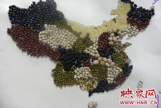 學(xué)生用五谷拼成的中國地圖