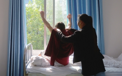 出院前，窗外透進一道陽光，打在他的身上。