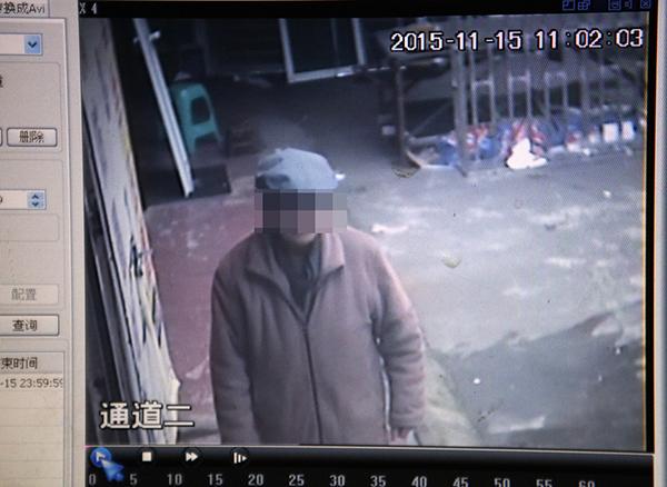 2015年11月17日，鄰居家的監(jiān)控在事發(fā)當天拍到老人生前遺像。澎湃新聞記者 雍凱 圖