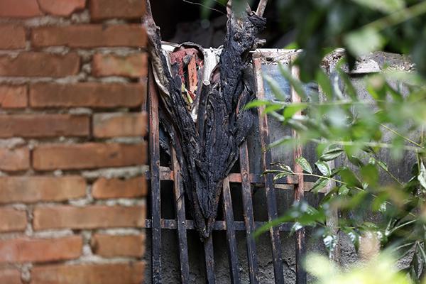 被燒焦的窗沿。澎湃新聞記者 雍凱 圖