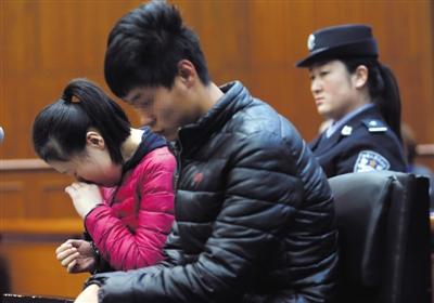 昨日，因殺死自己的親生兒子，被告人王某受審，其男友喬某則因涉嫌幫助毀滅證據(jù)罪受審。