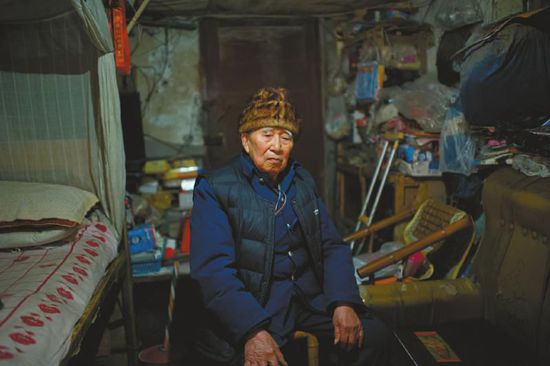 1月14日，成都五塊石車站附近，廖弟友在家接受記者采訪。