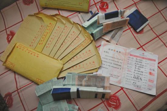 廖弟友捐款后保存的部分收據(jù)。