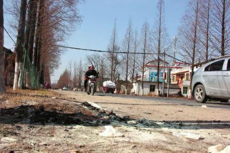 現場有條帶血的輪胎印記。