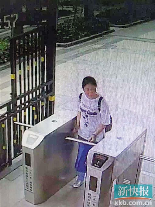 小區(qū)監(jiān)控拍到,保姆“李晴”于14日下午1時(shí)55分背著官女士的背包離開。均為當(dāng)事人供圖