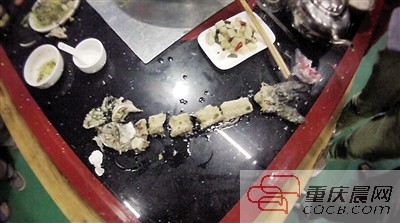 拼出魚骨，推斷魚沒有3斤8兩。 本報(bào)記者 平索茜 攝