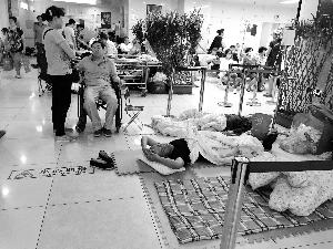 協(xié)和醫(yī)院門外商販出租的床，12小時500元。