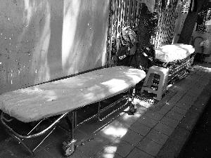 天壇醫(yī)院外商販出租的床，一天350元。汪慧賢/攝