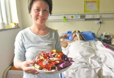 下周三兩人有望拿到結(jié)婚證，21日，喜氣洋洋的楊曉華已經(jīng)準(zhǔn)備好了喜糖。