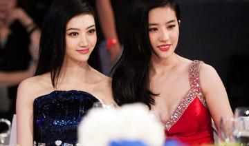 除了白，在合影中還有另外一個制勝法寶，就是——高。