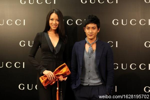 最右竟然是何韻詩，信號滿格……