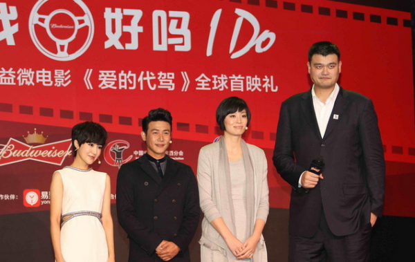 易建聯(lián)與姚明的合影本來好好的，丁俊暉一出現(xiàn)，立馬變“深V”，心疼小暉一秒