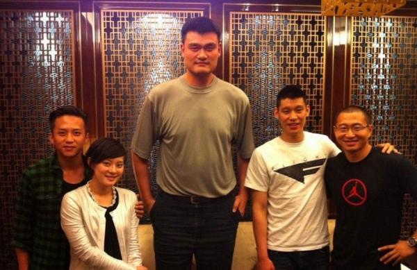 姚明+曾志偉，心疼兩人的脖子……