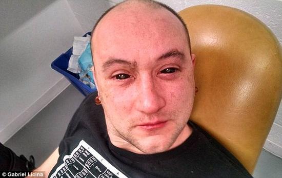 一支來自加州的研究團(tuán)隊(duì)研發(fā)了一種能使人類擁有夜視能力的藥水。該溶液由二氫卟吩e6與胰島素和生理鹽水混合而成。在往實(shí)驗(yàn)對象加西亞?里西納眼中滴入少量溶液之后，他的眼睛先是呈現(xiàn)全黑色，但在藥水被吸收之后即恢復(fù)正常。