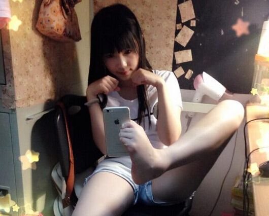 妹子們每周花至少五小時自拍，到底是為啥？