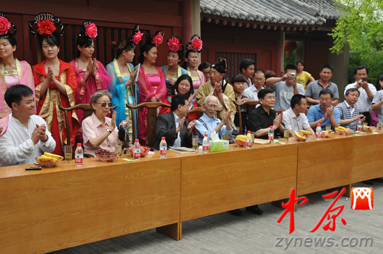 余光中、汪國真做客杜甫故里 共話詩圣家國情懷