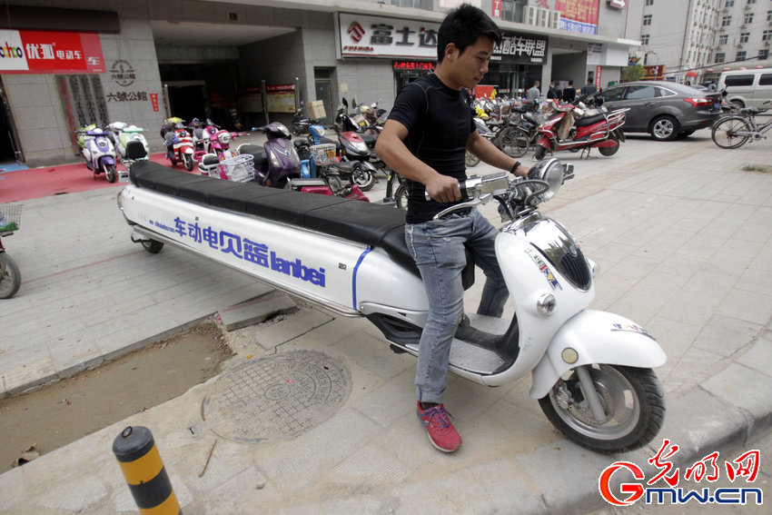 鄭州現(xiàn)4.7米“航母”電動(dòng)車:可坐十多人 鄭州現(xiàn)4.7米“航母”電動(dòng)車:可坐十多人