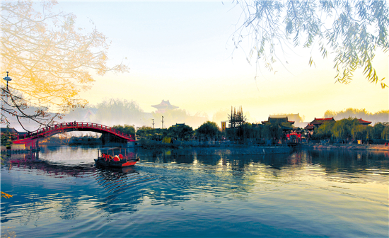 清明上河園風(fēng)光綺麗——游客們“一朝步入畫卷,一日夢(mèng)回千年” 清明上河園風(fēng)光綺麗——游客們“一朝步入畫卷,一日夢(mèng)回千年”