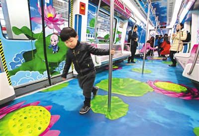 圖為試乘乘客流連忘返。