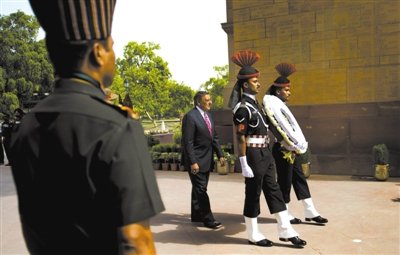 　　6日，帕內(nèi)塔在新德里。他在印度訪問時(shí)稱，美國愿意為印度提供最先進(jìn)的武器