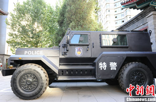 　　國產(chǎn)輕型聯(lián)合越野戰(zhàn)車側(cè)面照。張龍?jiān)茢z