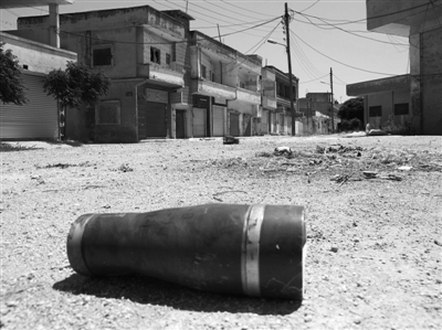 　11日，霍姆斯，政府軍和反對(duì)派武裝沖突過后留下一個(gè)彈殼。