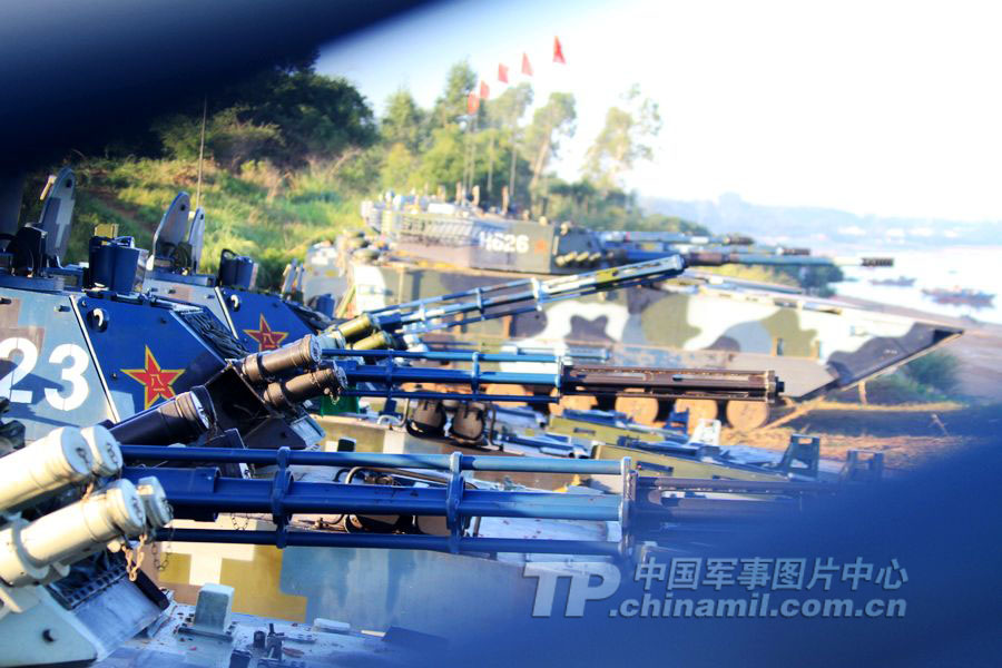 中國海軍陸戰(zhàn)旅著眼使命任務(wù) 演練多型號火炮射擊 中國海軍陸戰(zhàn)旅著眼使命任務(wù) 演練多型號火炮射擊