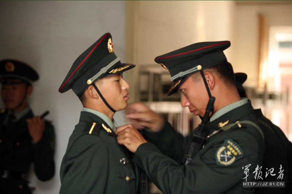 走進(jìn)裝甲兵工程學(xué)院2012級新生閱兵場 走進(jìn)裝甲兵工程學(xué)院2012級新生閱兵場