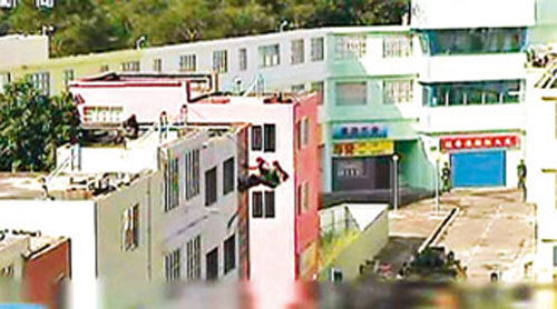 解放軍駐港部隊(duì)從屋頂游繩攻入建筑物。圖片來源：香港《文匯報(bào)》