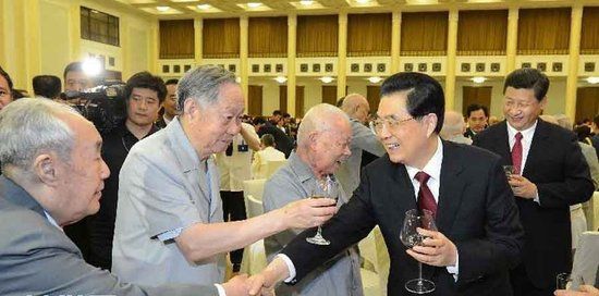 黨和國家領(lǐng)導人接見軍隊離退休干部代表 黨和國家領(lǐng)導人接見軍隊離退休干部代表