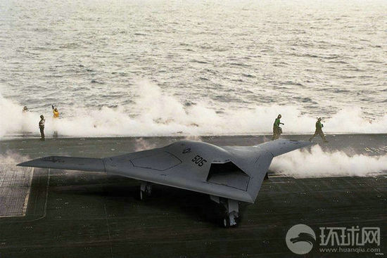 資料圖：X-47B無人機在林肯號航母上進行系統(tǒng)連接測試。