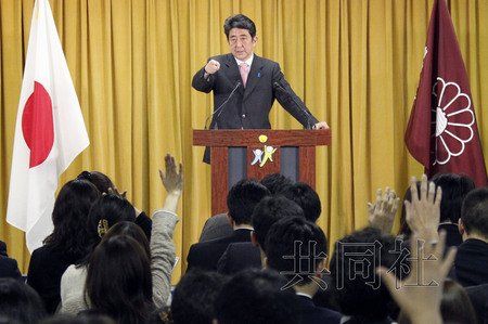12月17日，日本自民黨總裁安倍晉三17日在黨總部會(huì)見記者，表示考慮與日本維新會(huì)和眾人之黨攜手修改憲法。